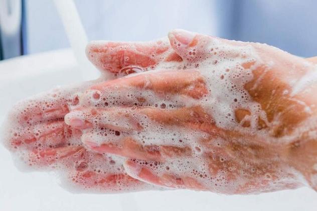 CORRETO: Lavar as mãos com água e sabão ou, se não houver uma pia, limpar as mãos com álcool em gel. 