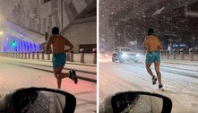 Homem corre só de shorts e balaclava durante nevasca e divide opiniões: 'Quer provar o quê?'