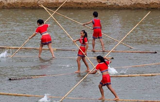 Corrida sobre Varas de Bambu -  Tradicional em Guizhou, no sudoeste da China. Os competidores ficam num mastro de 7 metros de comprimento e usam uma vara mais fina como remo. 