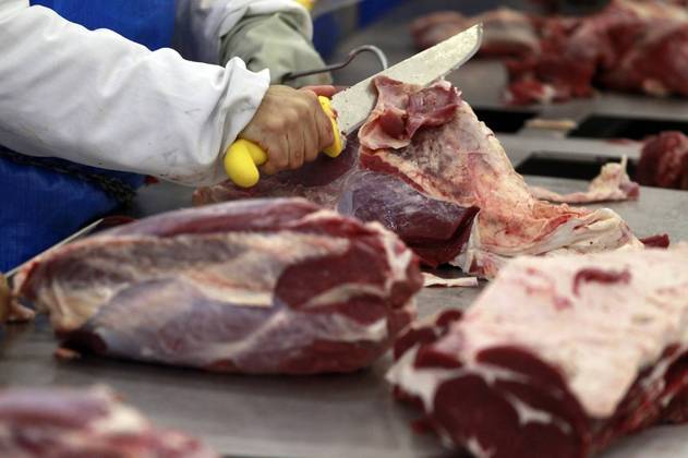 Corte de carnes em açougue. REUTERS/Paulo Whitaker - 07/10/2011