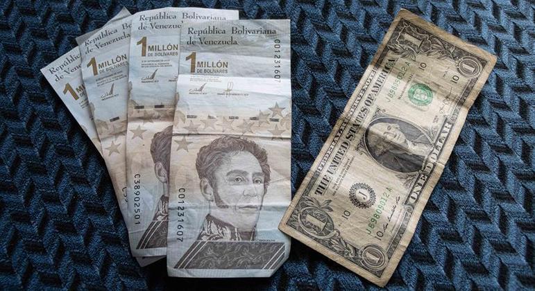 Salário mínimo de 7 milhões de bolívares na Venezuela equivale a cerca de 1,75 dólares