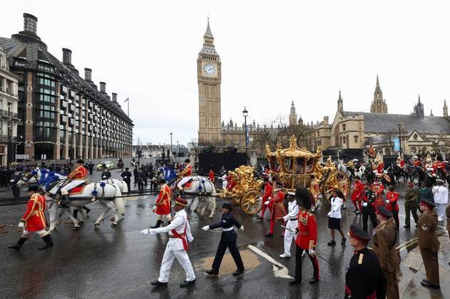 Cortejo nas ruas de Londres durante a volta do rei Charles 3º ao Palácio de Buckingham