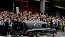 Milhares de japoneses se despedem do ex-premiê assassinado Shinzo Abe em cortejo fúnebre