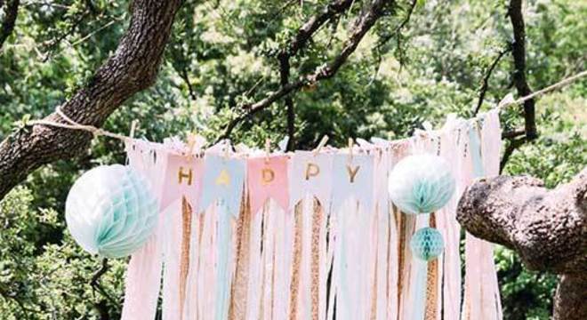 Cortina de papel crepom azul e branco