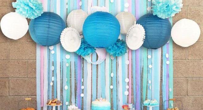 Cortina de papel crepom azul e branco