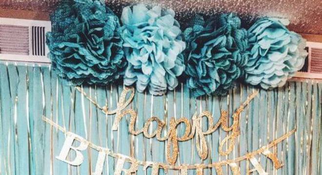 Cortina de papel crepom azul e branco