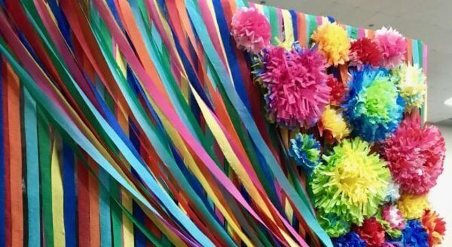 Cortina de papel crepom colorida 