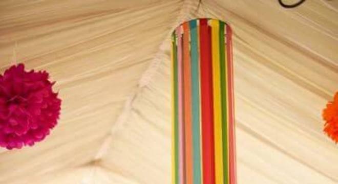 cortina de papel crepom colorida