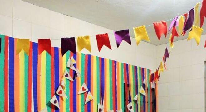 Cortina de papel crepom colorido para festa junina