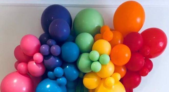 Cortina de papel crepom com balões coloridos