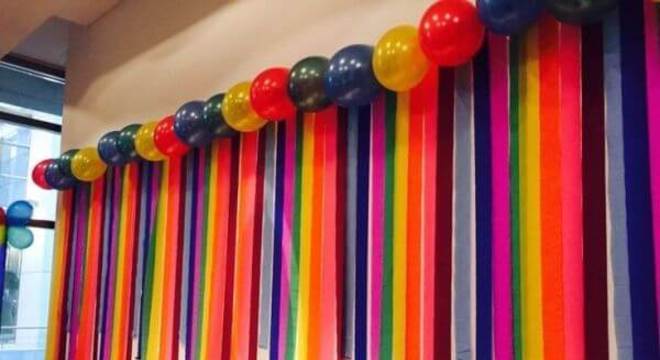 Cortina de papel crepom com balões combinando