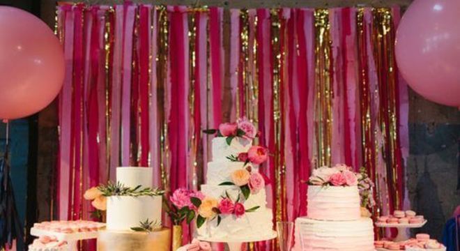 cortina de papel crepom com fita dourada