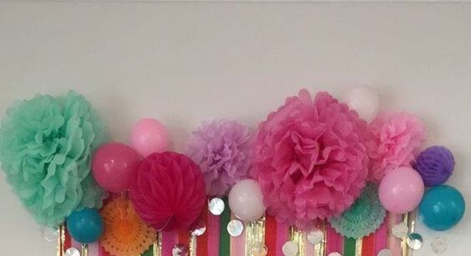 Cortina de papel crepom com flores de papel, balões e letras douradas