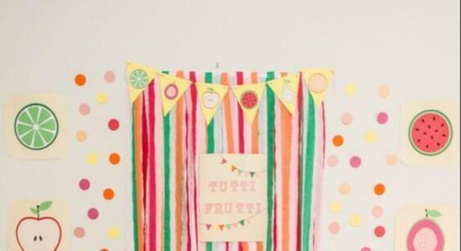 Cortina de papel crepom com tema de frutas