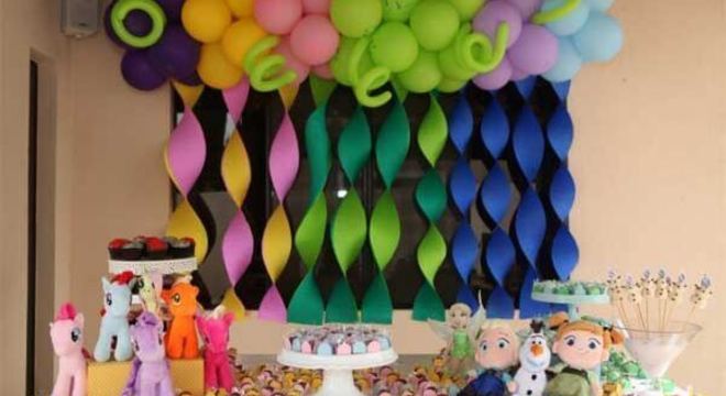 Cortina de papel crepom enrolado