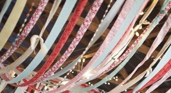 Cortina de papel crepom no teto