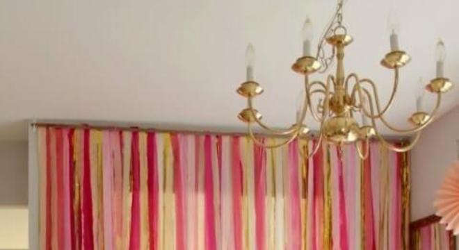 Cortina de papel crepom rosa com dourado
