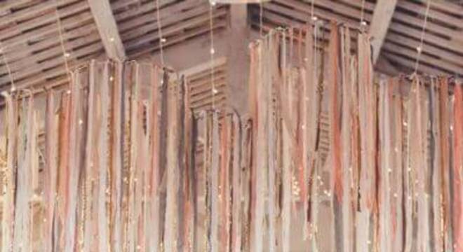 Cortina de papel crepom rosa e branco