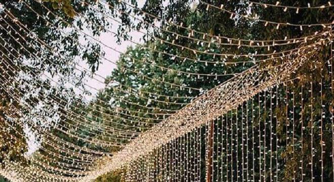 cortina de pisca pisca para festa de casamento no campo a noite