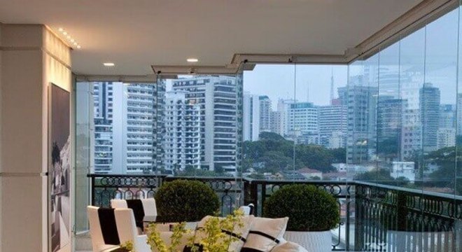 Cortina de vidro com desenho de sacada irregular