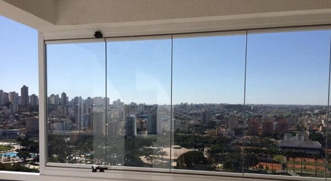 Cortina de vidro em ambiente