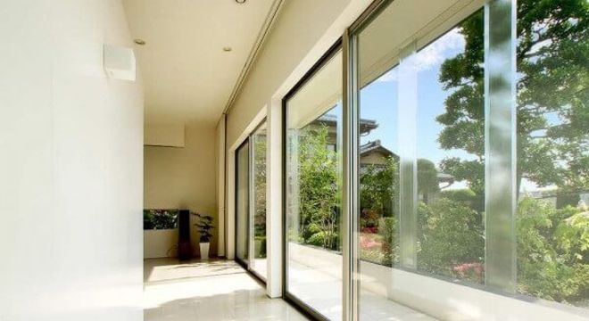 Cortina de vidro em casa oriental