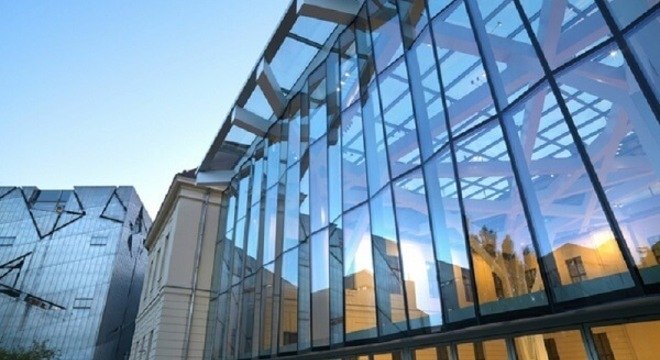 Cortina de vidro em fachada
