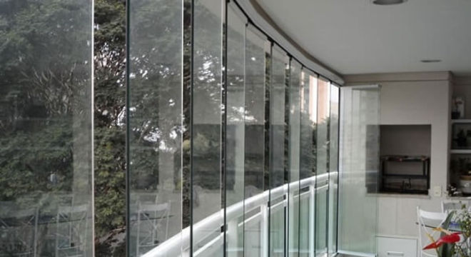 Cortina de vidro em sacada