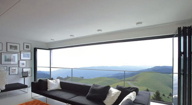 Cortina de vidro em sala de estar ampla