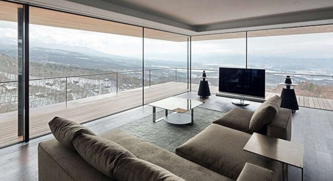 Cortina de vidro em sala de estar grande