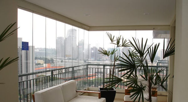 Cortina de vidro em sala de visita