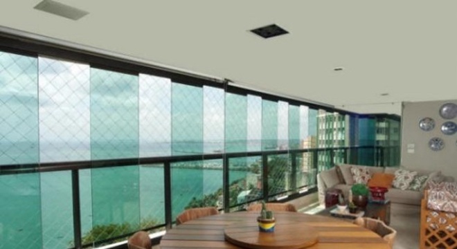 Cortina de vidro em sala grande