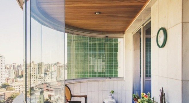 Cortina de vidro em varanda de apartamento pequeno