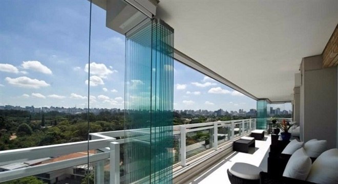 Cortina de vidro em varanda luxuosa