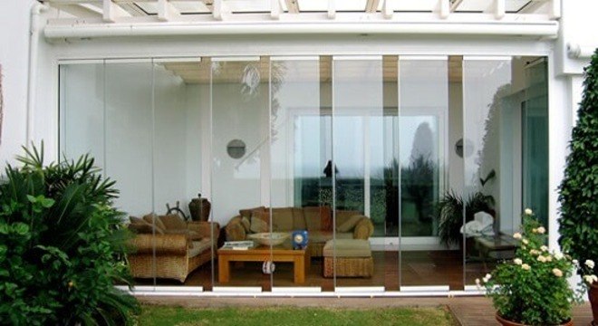 Cortina de vidro na frente de casa