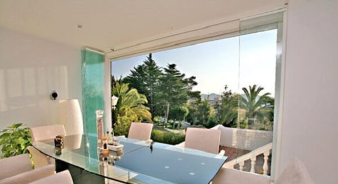 Cortina de vidro na sala de jantar pequena