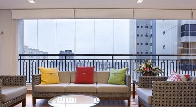 Cortina de vidro no apartamento amplo