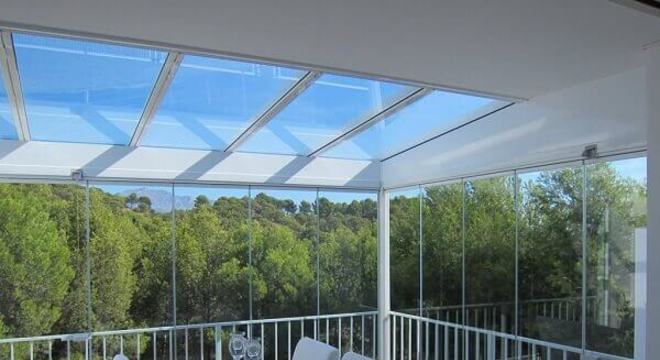 Cortina de vidro pode ser usada em teto de varanda e pergolados