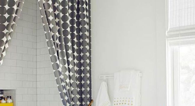 cortina para banheiro - banheiro amarelo com cortina de bolinhas