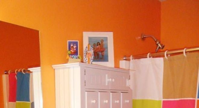 cortina para banheiro - banheiro colorido com cortina quadriculada