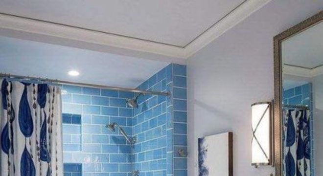 cortina para banheiro - banheiro com ladrilhos azuis e cortina ilustrada 