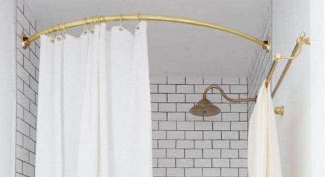 cortina para banheiro - banheiro com ladrilhos brancos e cortina simples 