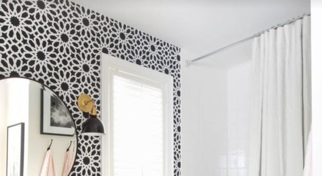cortina para banheiro - banheiro com papel de parede e cortina simples