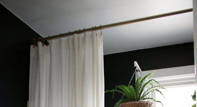 cortina para banheiro - banheiro com plantas e cortina branca