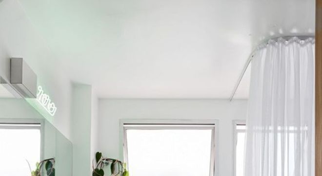 cortina para banheiro - banheiro pequeno com cortina branca 