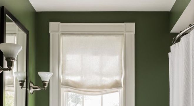 cortina para banheiro - banheiro verde com cortinas brancas 