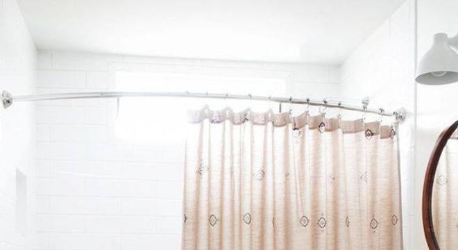 cortina para banheiro - cortina bege com desenhos pretos 