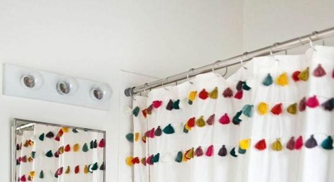 cortina para banheiro - cortina branca com detalhes coloridas 