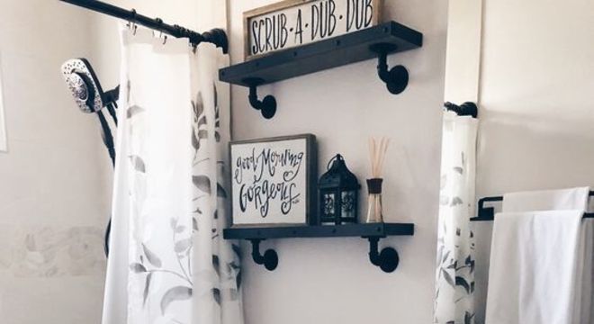 cortina para banheiro - cortina com detalhes floridos 