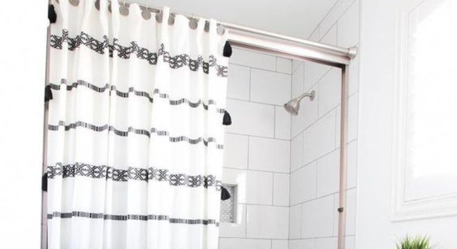 cortina para banheiro - cortina listrada branca e preta 